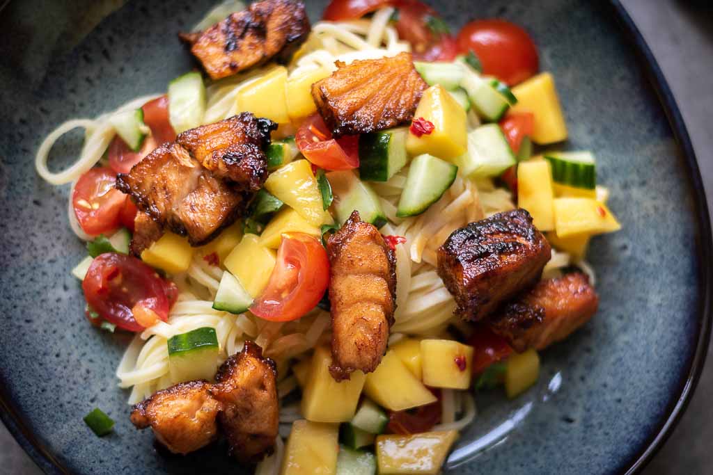 Nærbilde av nudler med mangosalat på tallerken