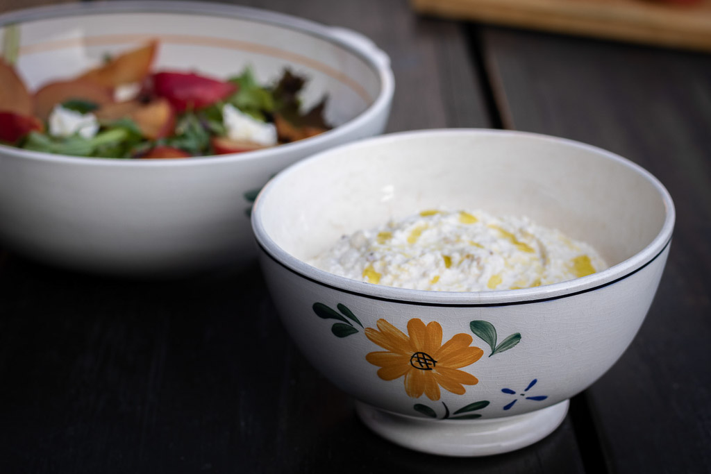 Bolle med parmesankrem og en bolle med mozzarellasalat