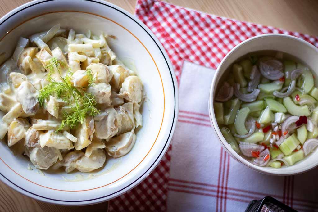 Potetsalat og agurksalat i hver sin skål