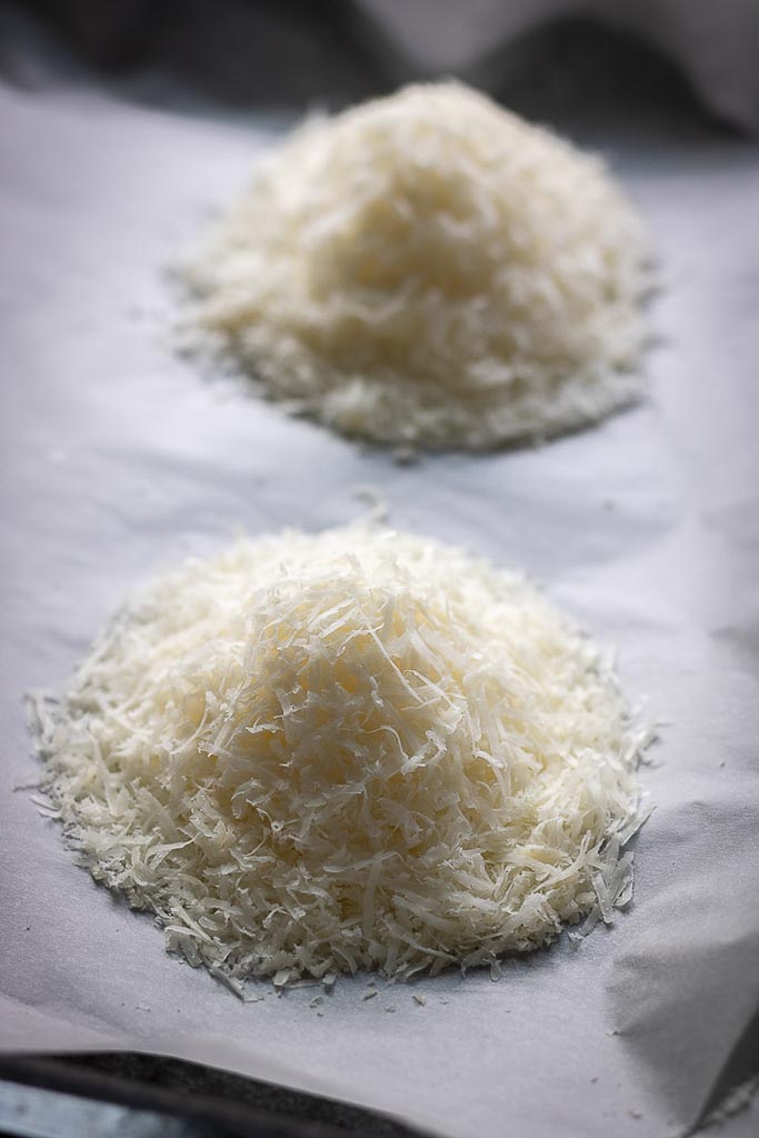 revet parmesan på stekebrett