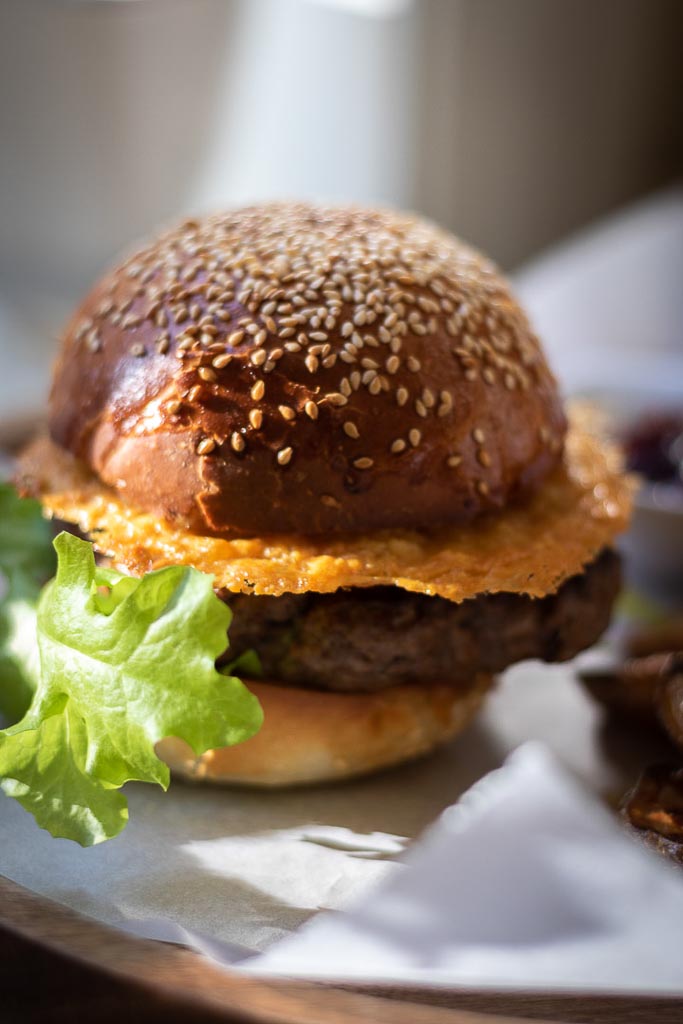 ferdigstekte hamburgerbrød med burger og parmesanchips