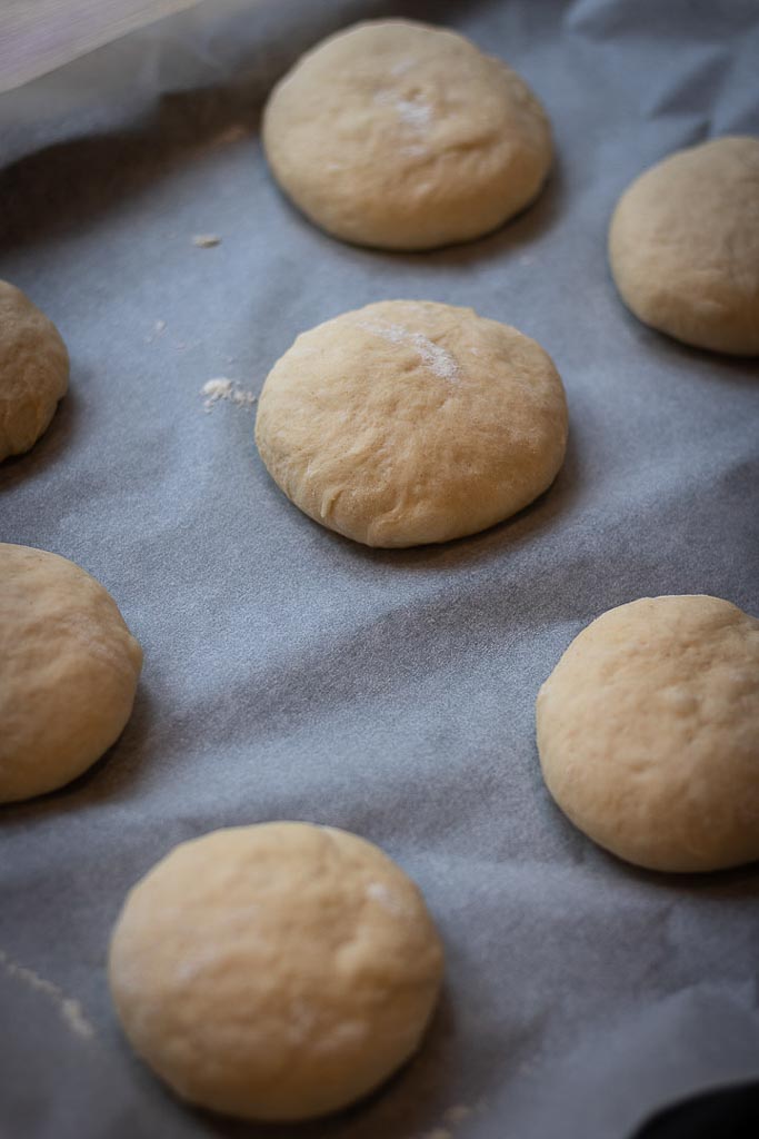 ustekt hamburgerbrød på stekebrett