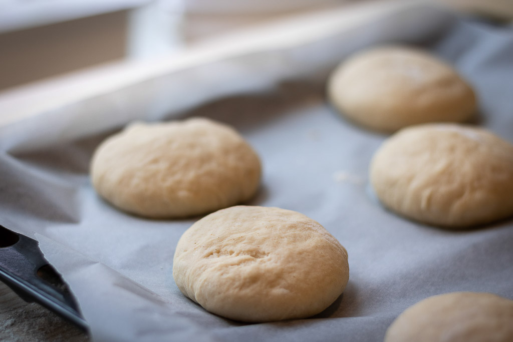 ustekt hamburgerbrød på stekebrett