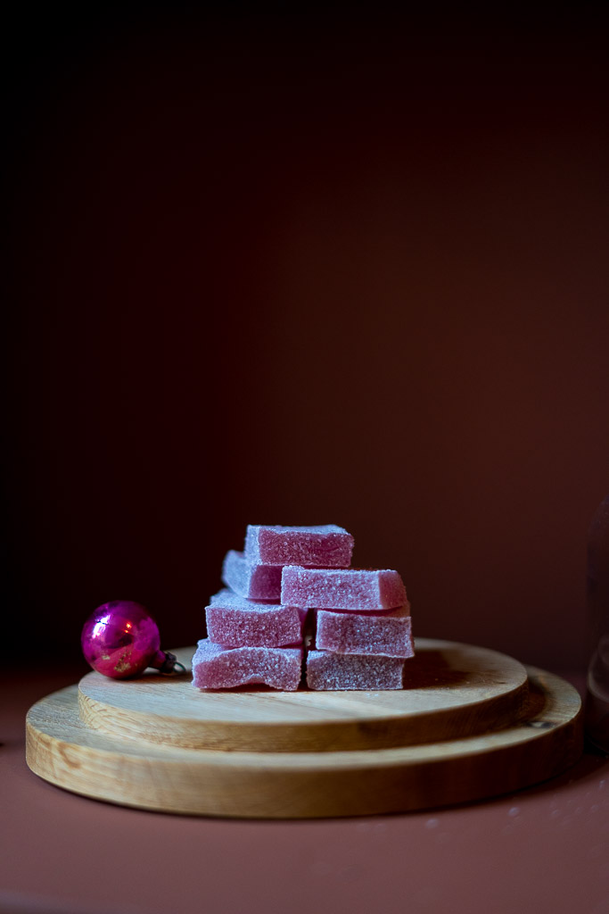 Ferdig juleflesk på et fat , pyntet med julekuler