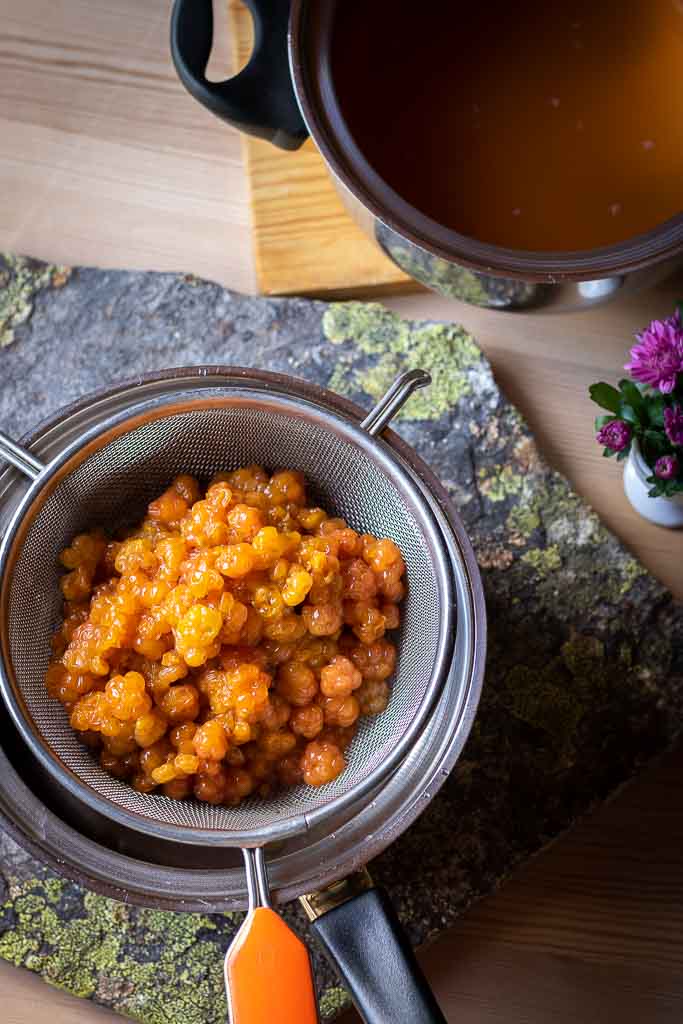 ferdig silt multer i kjele, sirup i en annen kjele