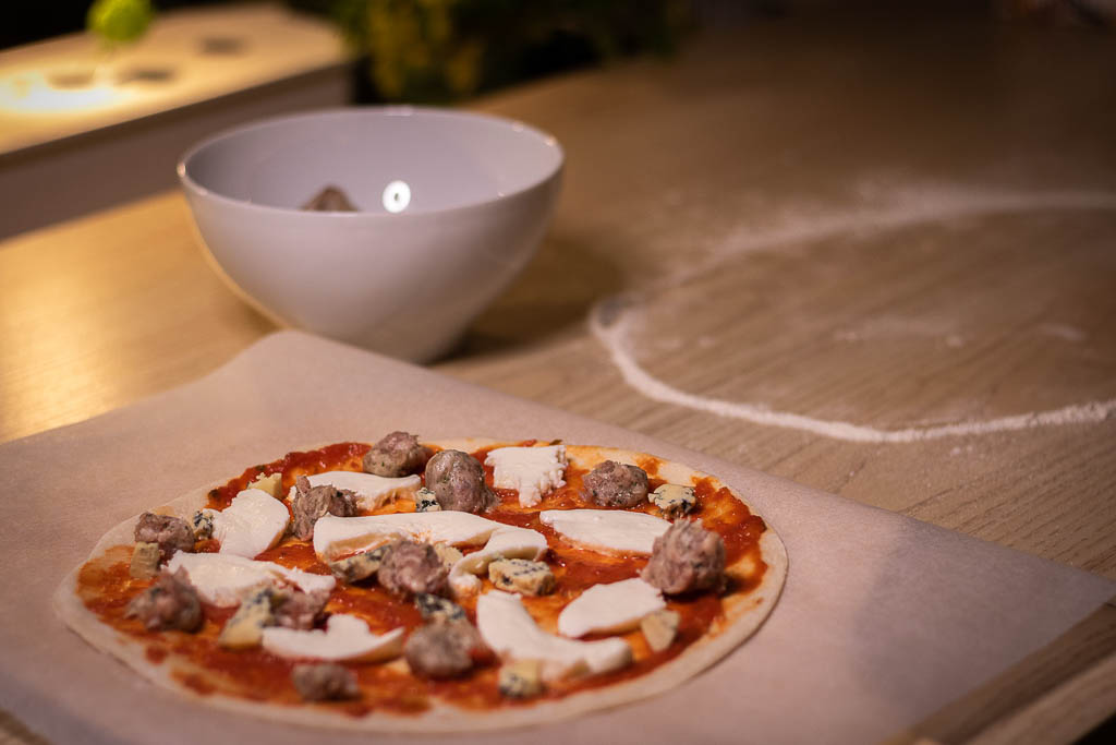 Ustekt pizza med topping på en benk