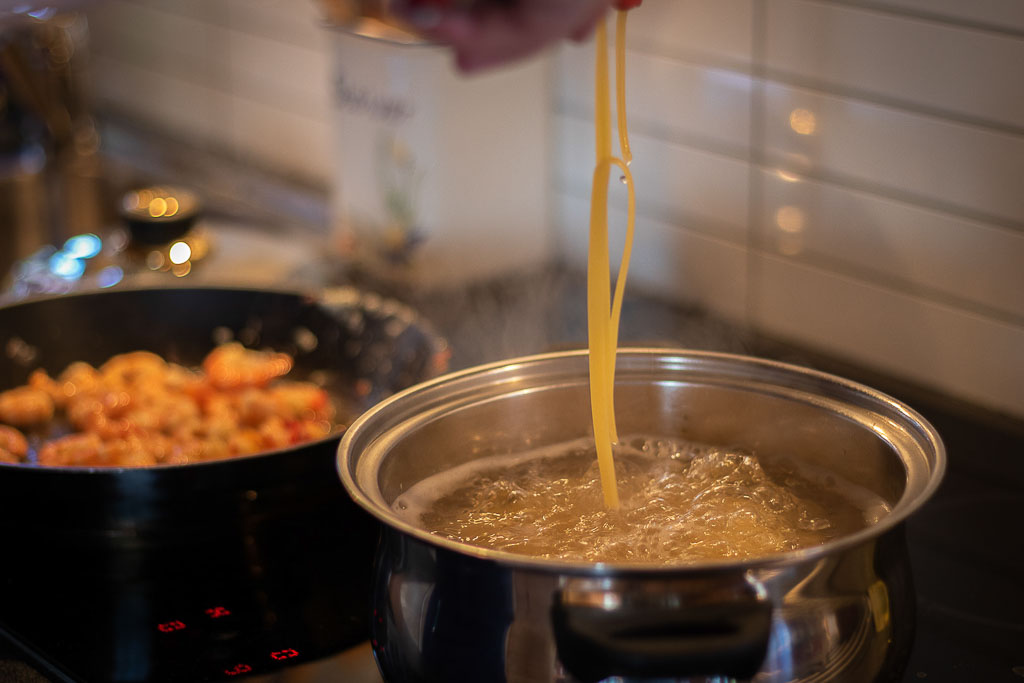 Kokende tagliatelle på komfyren