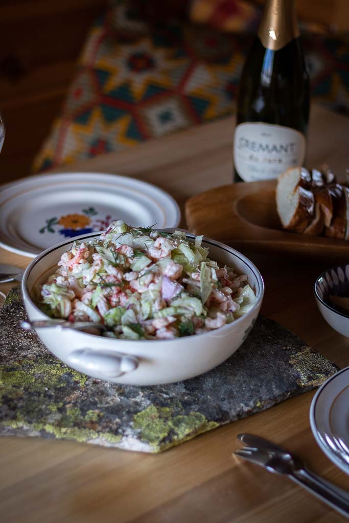 dekket bord med bolle med skalldyrsalat