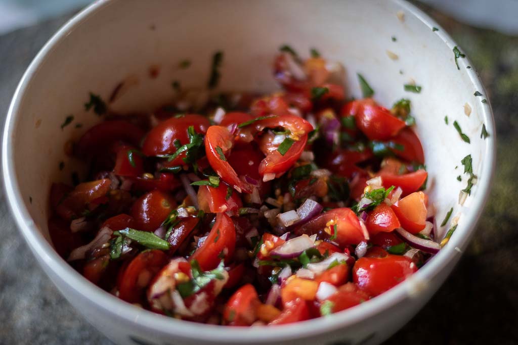 Tomatsalsa i en skål