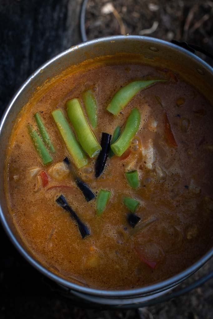 Ferdig suppe med grønne bønner putrer på primusen.