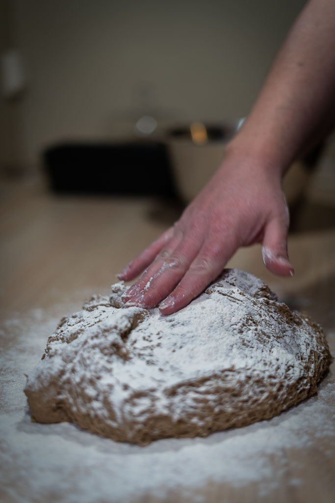 Vørterbrøddeig med mel på et bord