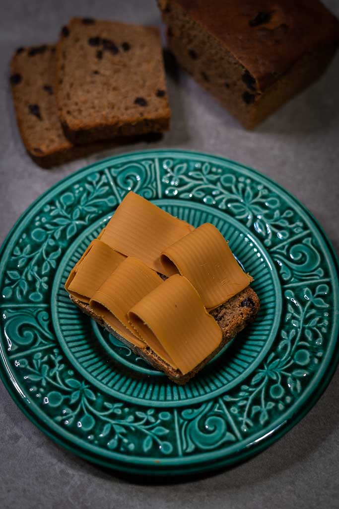 Ferdigstekt vørterbrød med brunost