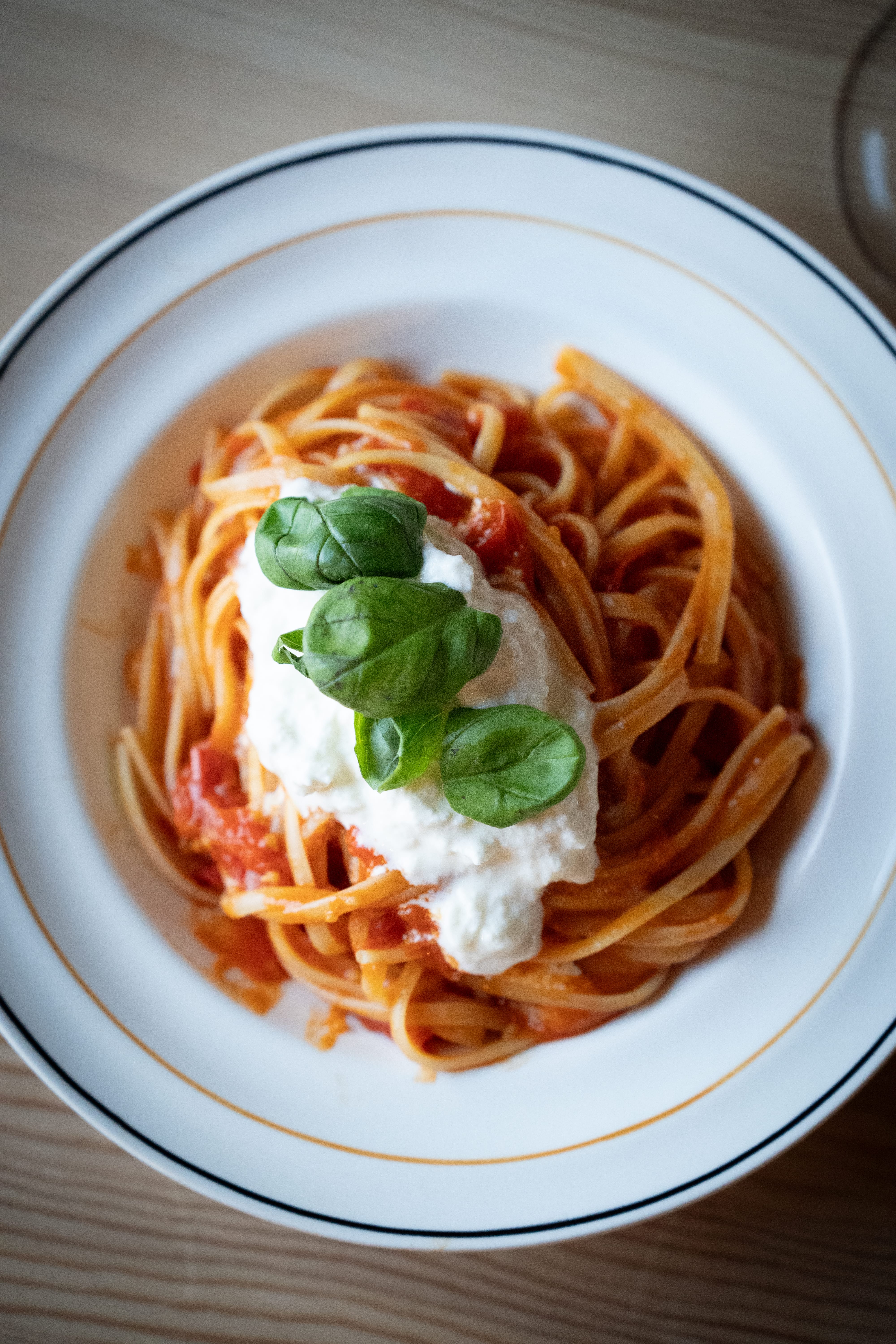 spaghetti med tomatsaus i tallerken