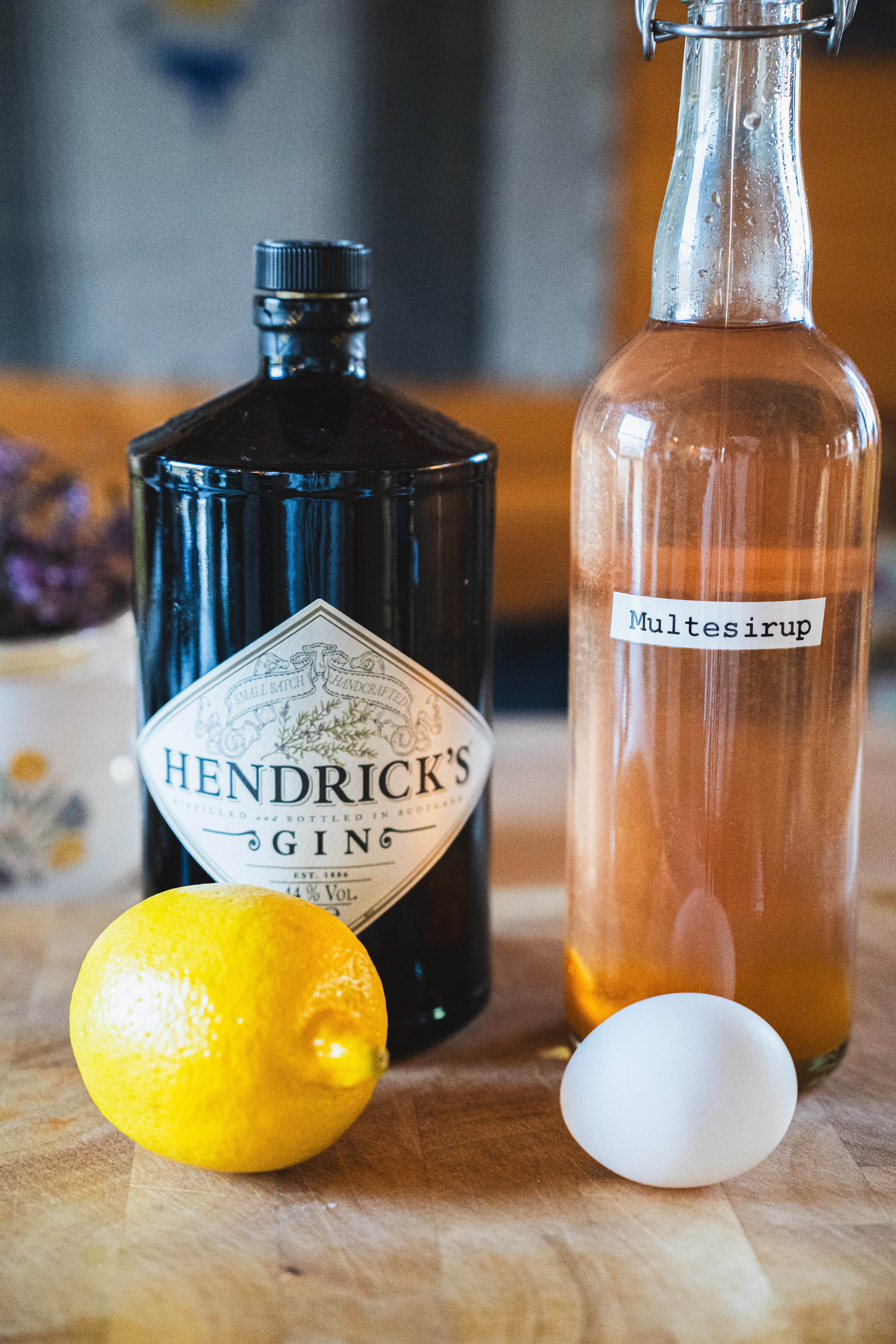 ingredienser, gin, sirup, sitron og egg