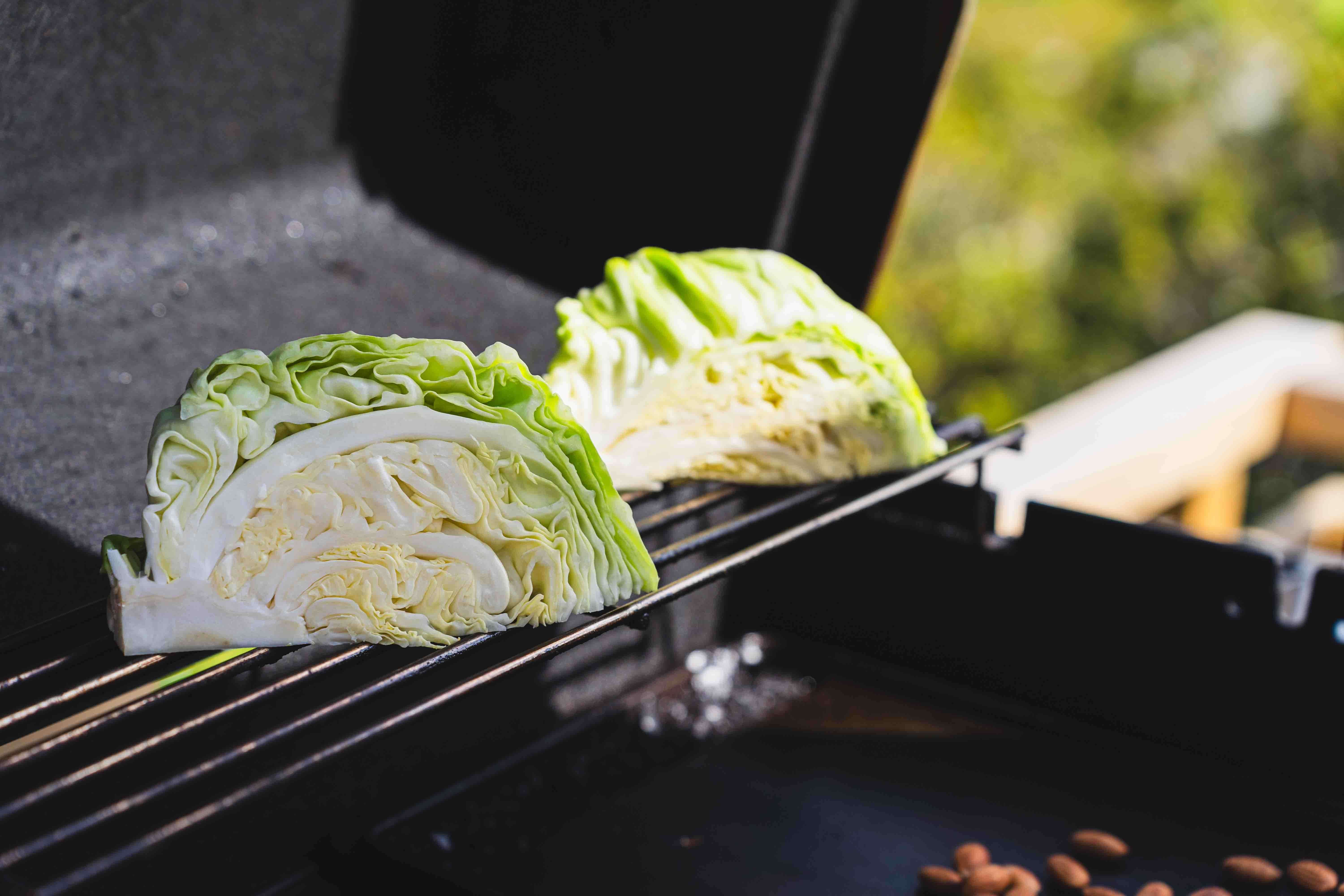 sommerkål på grillen i sola