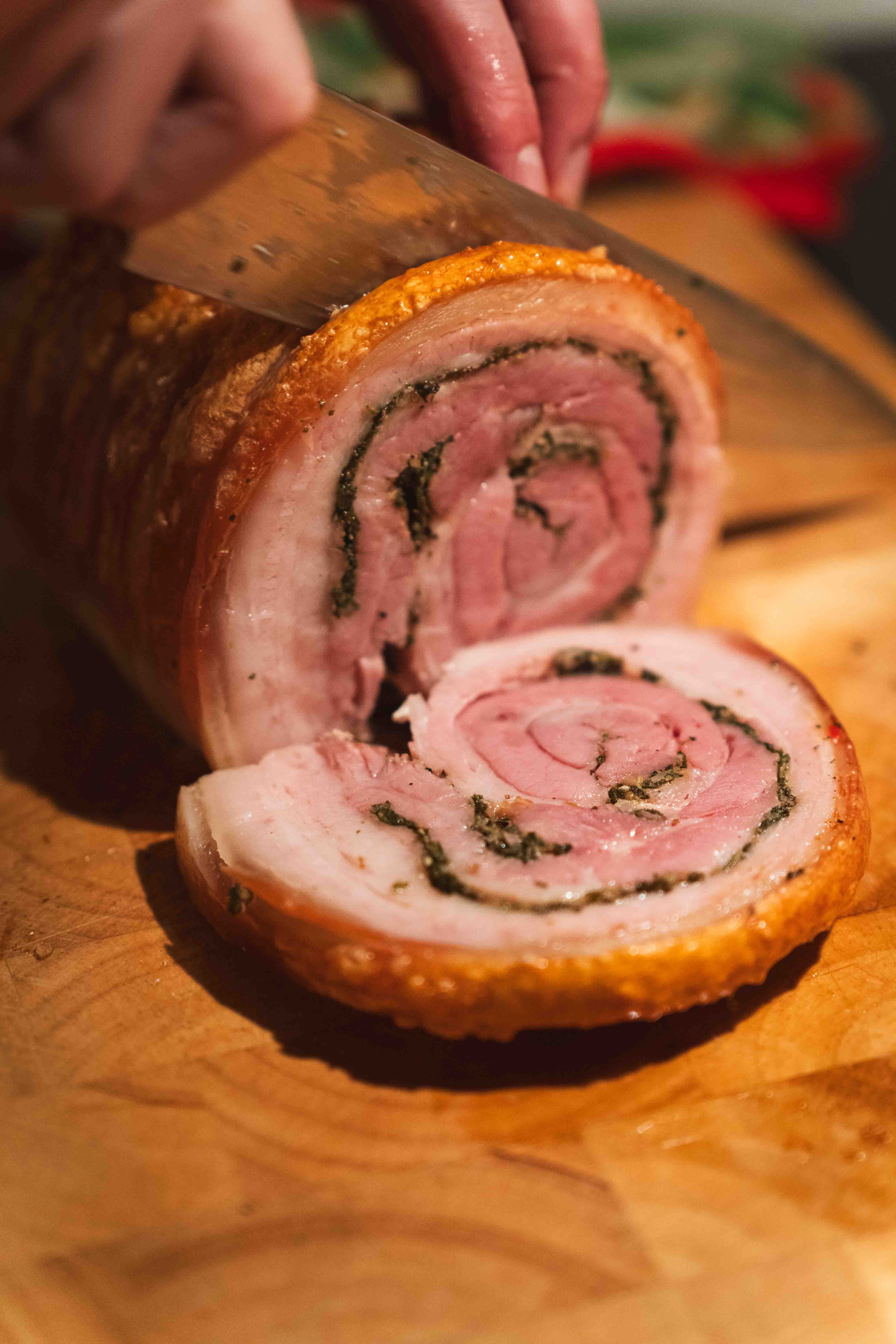 skjærer porchetta i skiver