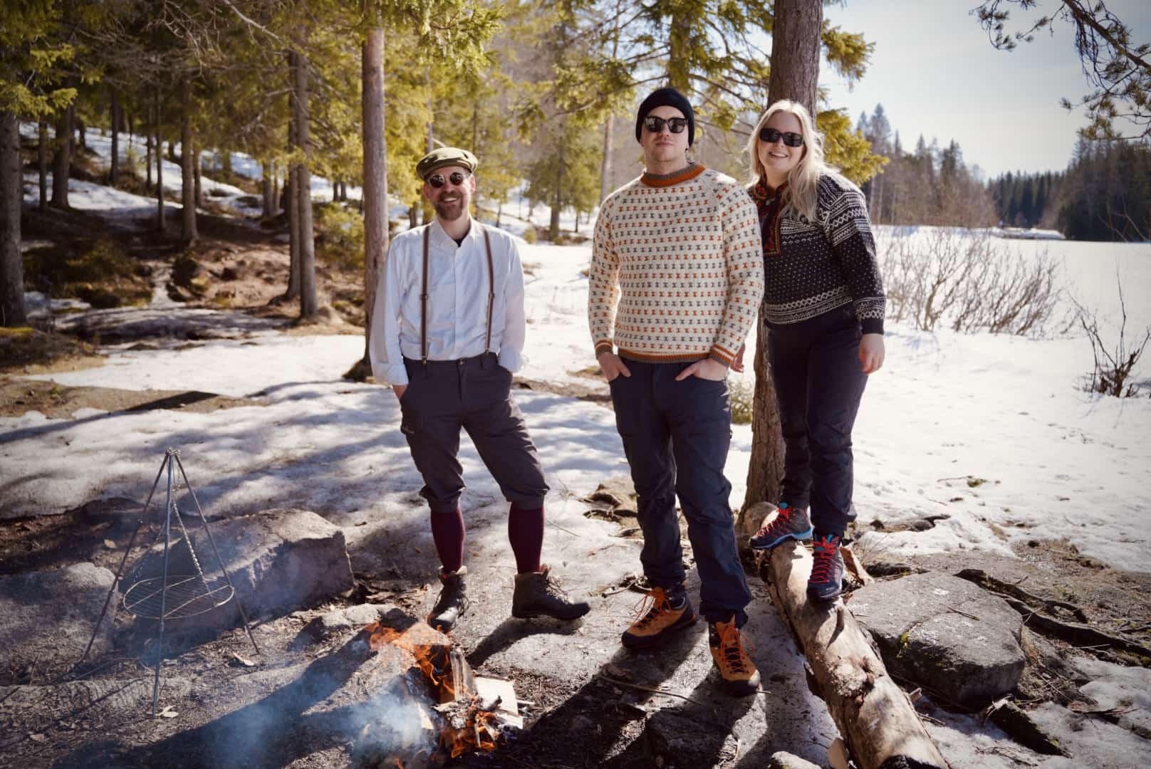 toastgjeng på 3 personer henger i skogen