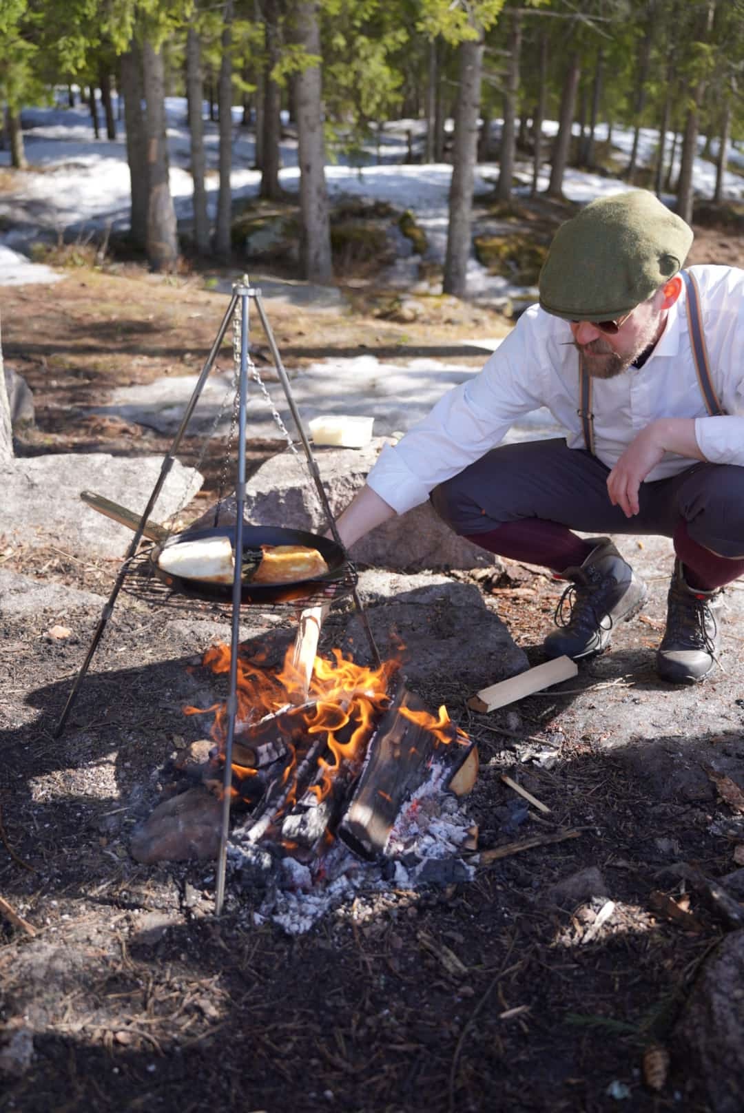 petter griller toast på bålet